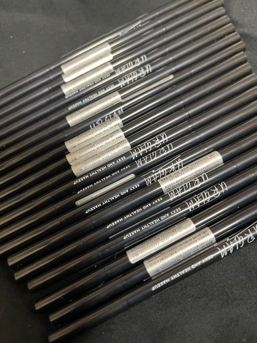 URGLAMUR GLAM SLIM SKETCH EYEBROW PENCIL
ライトブラウン
 #リピアイテム 

これはめっちゃいいです！発売当初からずっと愛用中

ぼかしもできるし、1本でふんわ