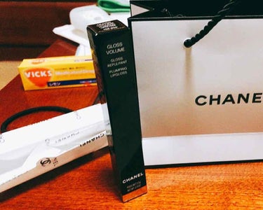 CHANEL グロス ヴォリュームのクチコミ「プレゼントで貰いました！
CHANELのグロスです！
透明なのでいろんなリップに合わせられて重.....」（1枚目）