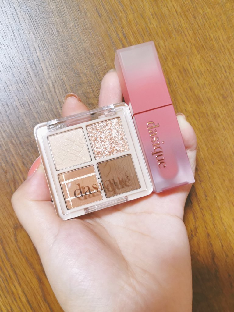 🌸宝島社 dasique special book ¥1639(税込)

Amazonで見つけて即買いしました🤦‍♀️
イエベ春さんにめっちゃ使って欲しいカラーのアイシャドウパレットとリップです！
しかもリップは現品サイズでパレットも使