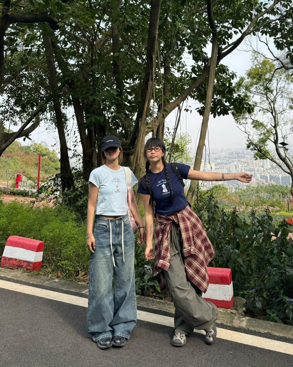 ひとみ on LIPS 「友達と再会するよ#コーデ#韓国コーデ#韓国ファッション#韓国雑..」(5枚目)