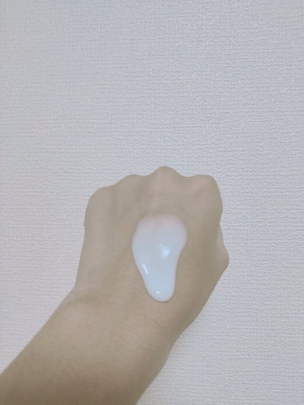 プレミアムボディミルク ホワイトニング【医薬部外品】 /ニベア/ボディミルクを使ったクチコミ(4枚目)