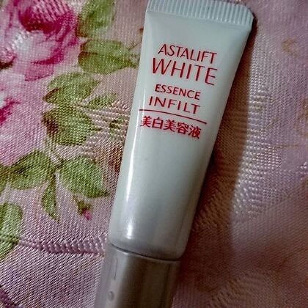美的6月号の付録のアスタリフトホワイトエッセンスインフォルトの
サンプルをお試ししました。白い赤字のおしゃれなパッケージでした。
本体を押して手に取るとオレンジ色の美容液でした。肌にのせると
サラッとしたテクスチャーでスッと馴染みます。肌に