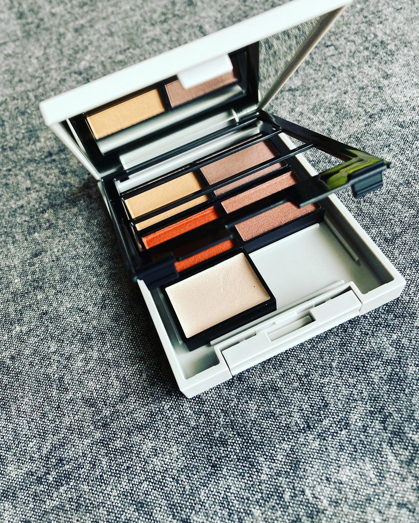 megu on LIPS 「カスタムできるアイシャドウ♡↓アイシャドウ、リップ&チーク、ハ..」(3枚目)