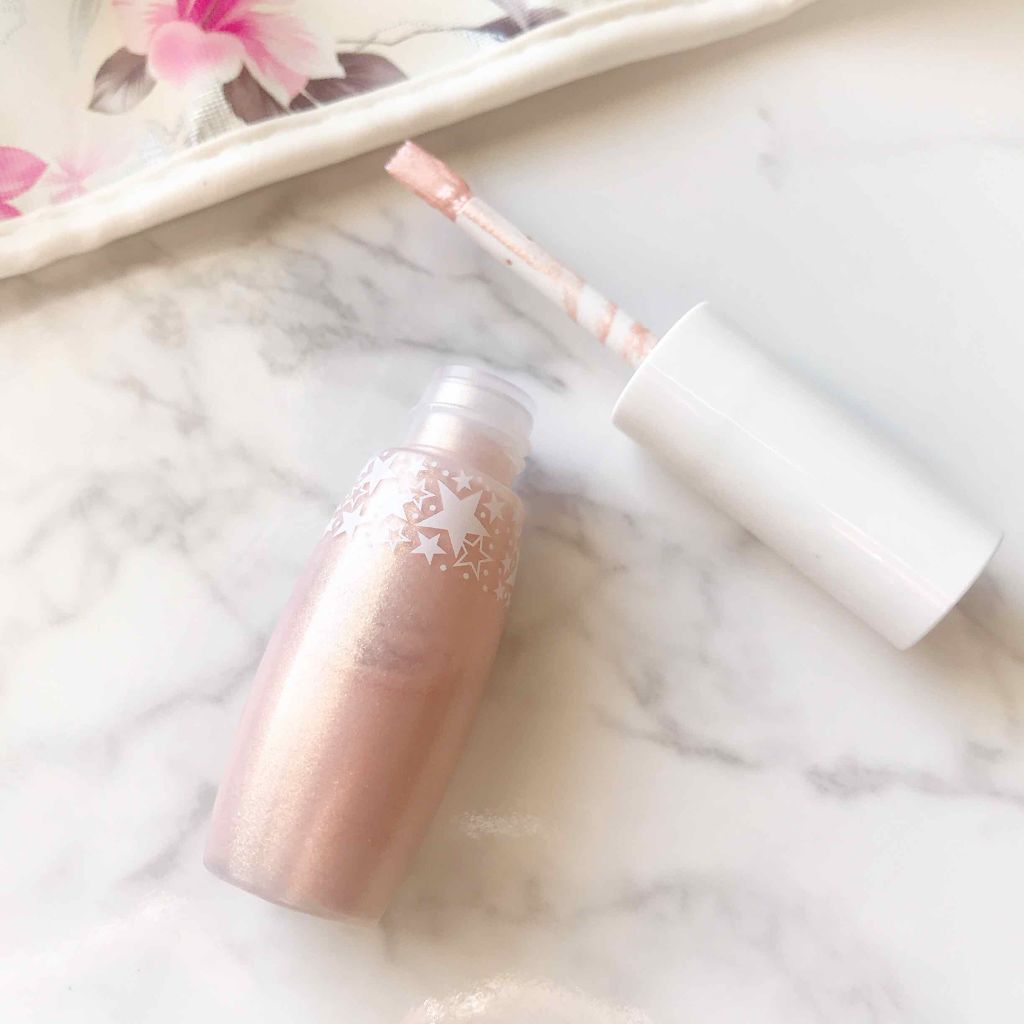 #エテュセ　#アイカラートップコート


普段ラメなしのアイシャドウの方でも
簡単に今時の#濡れ感 のある#ツヤ メイクができ、
今まで捨て色だったり、眠っているアイシャドーも
重ねてみると新しい色と質感になるので、
メイクの幅が広がるNE