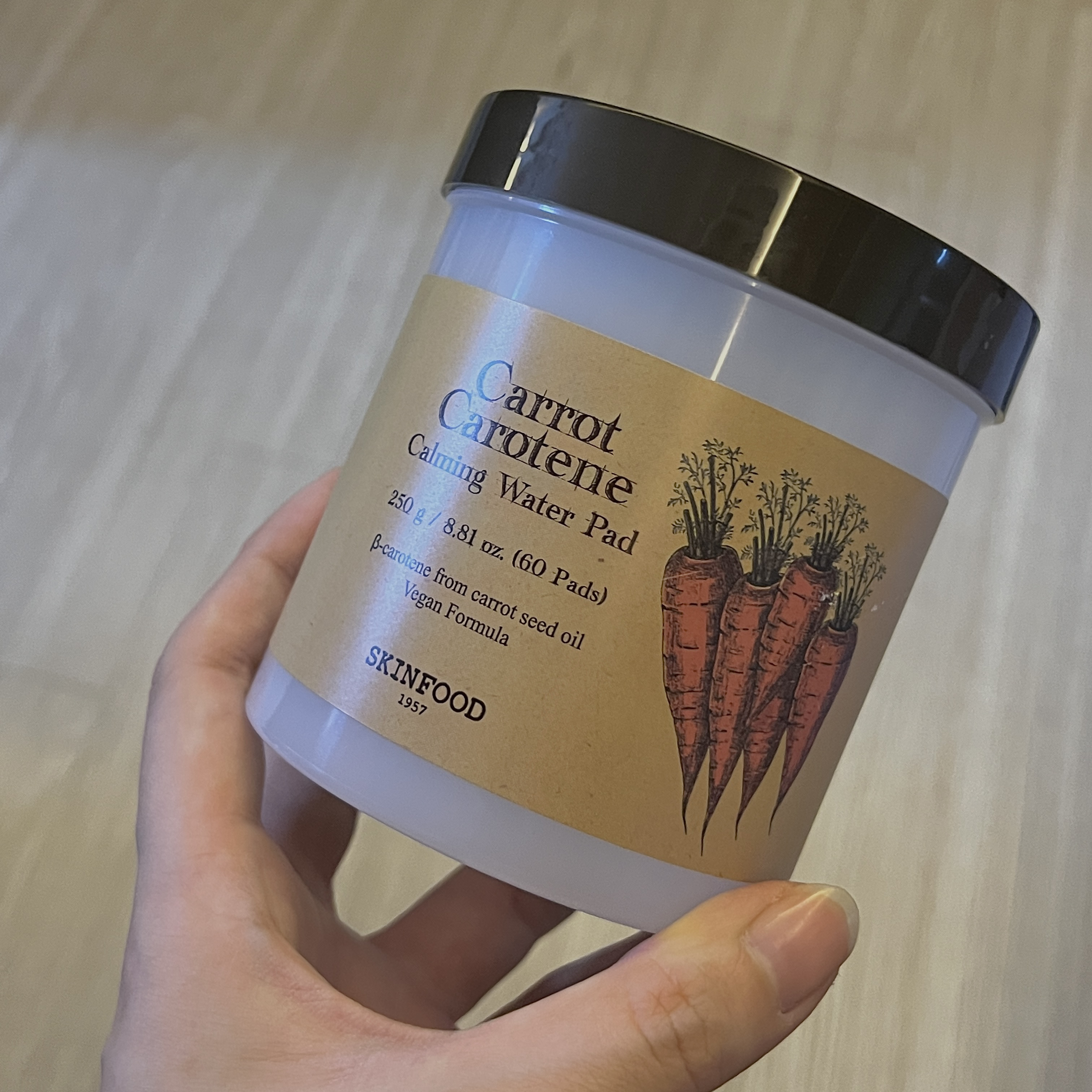SKINFOODのキャロットカロテン カーミングウォーターパッドを使ってみました🥕みんなが良いっていうので使ってみましたが、角質を落とす目的でトナーパッドを使う私にはかなり相性が悪いアイテムでした😂

触るととてもフニフニしていて厚みの