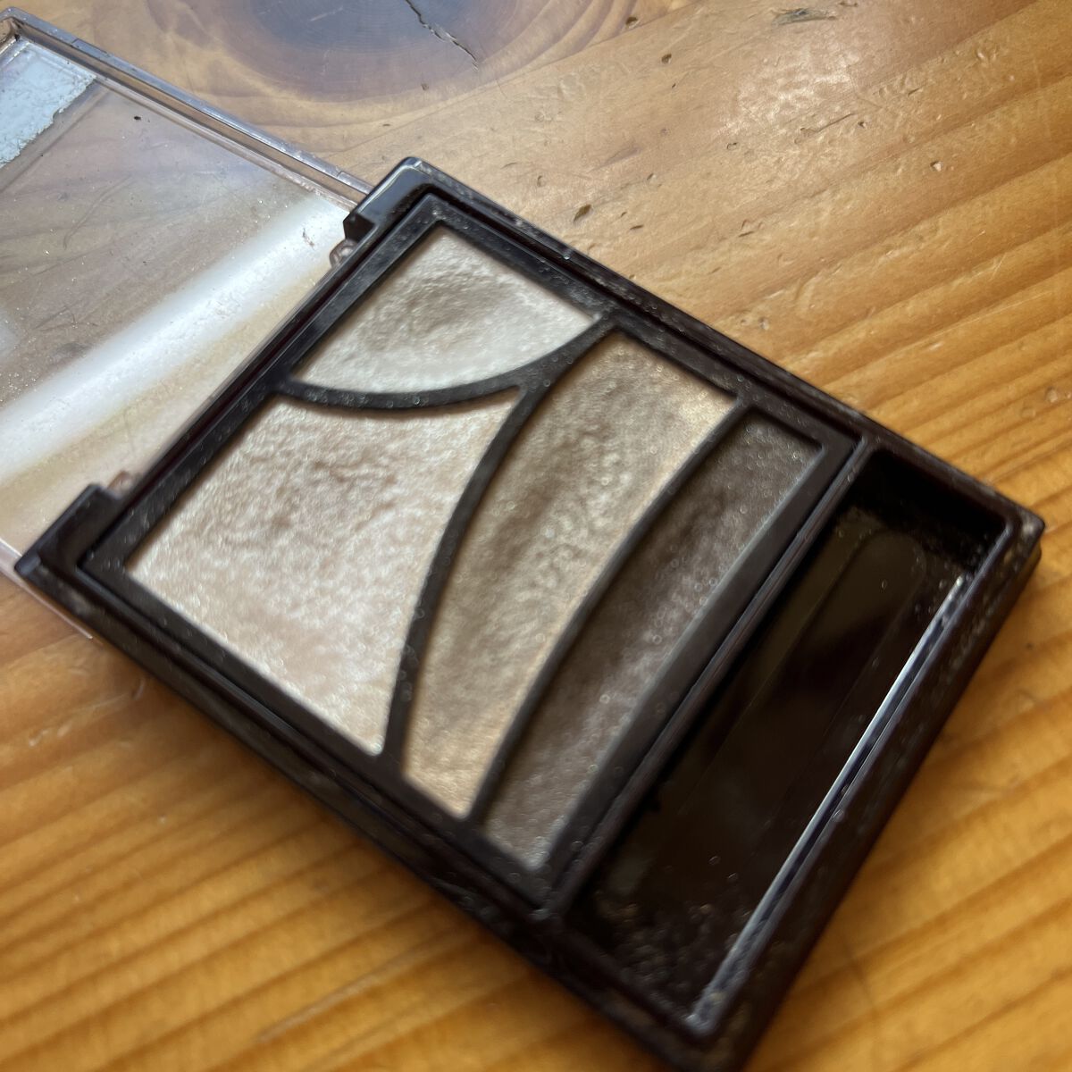 エルシア リュクスシャイン アイカラーのクチコミ「✨エルシアリュクスシャイン アイカラーE-1✨

色が可愛いので濃いメイクの時に使用してます
.....」（1枚目）