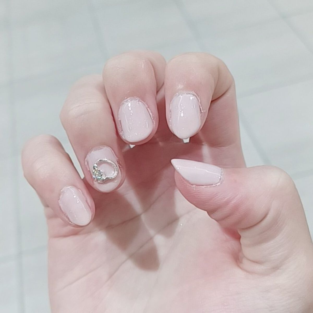 【ゆめかわワンポイントハートネイル💖】

シンプル可愛いのができました！
控えめなラメが素敵✨

使用した商品は、
・DAISO BRG ジェルネイル Milky Pink
・セリア SHジェルネイル AURORA
           