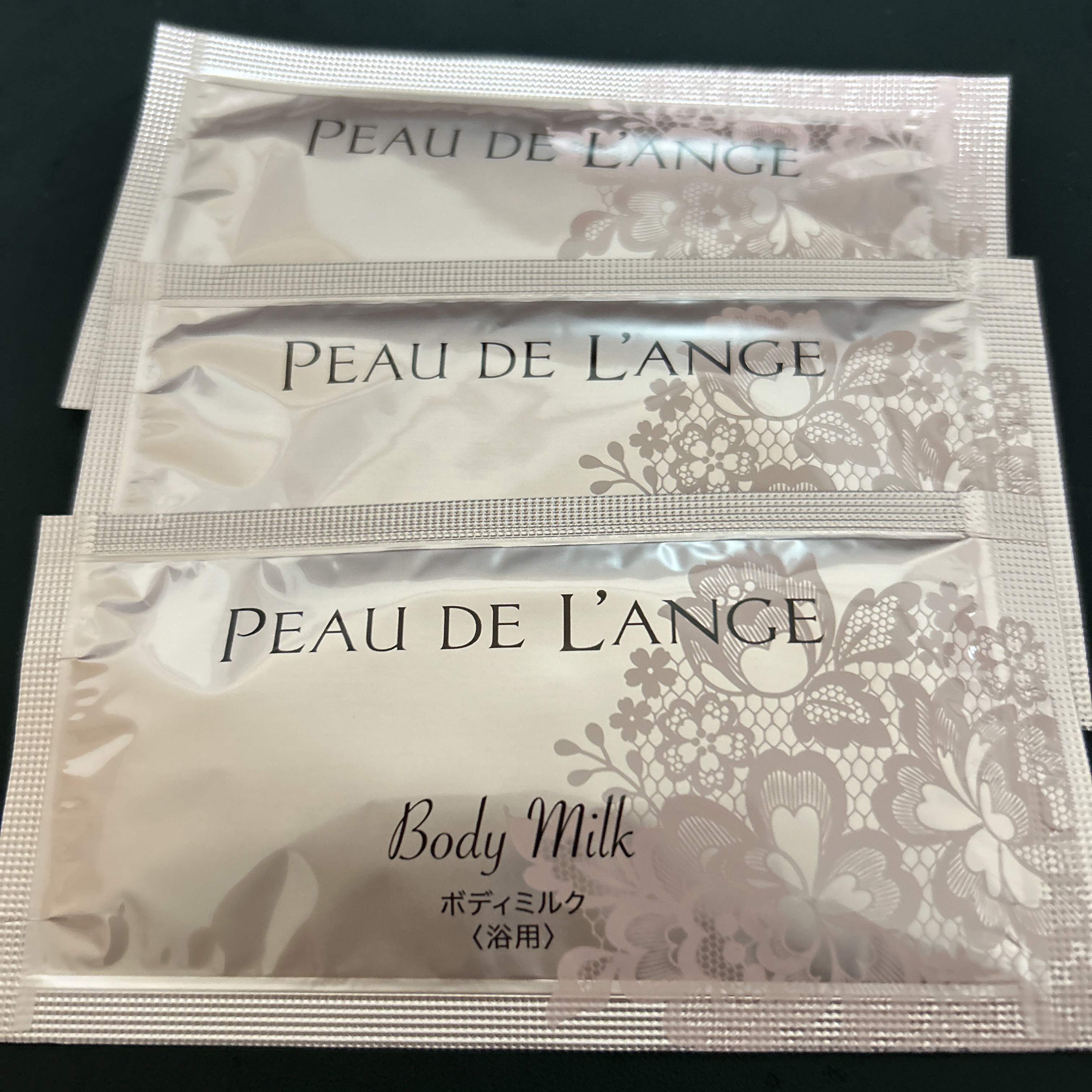 ★ポー・ド・ランジェ ボディミルク

矯正下着を販売しているマルコさんにていただいたサンプル品のボディミルクを使ってみました。

肌をほぐしてつややかで透明感のある肌に導いてくれる美容液。

使い方はお風呂などで綺麗にした後、水分をタオルで