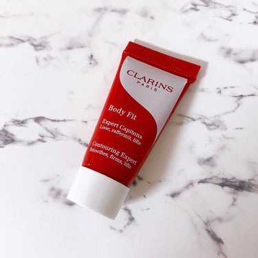 CLARINS ボディ フィットのクチコミ「＼セルライトケアと言えばこれ！王道ケアで引き締まったbodyに👑／

クラランスのクリスマスコ.....」（1枚目）