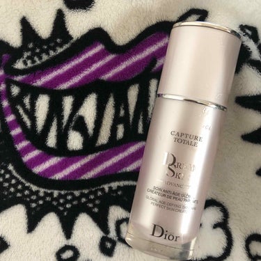 Dior ♡
カプチュールトータルドリームスキンアドバンスト

むかーし使ってて、最近やっぱり
いいなあ、、、と思い復活★

実際に色がつくわけではないのに、
乳液は肌色のちょっと変わったもの。

お値