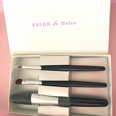 引出物で頂いた熊野侑昴堂の化粧筆の、
SALON de Dolce シリーズの
アイシャドウブラシを使いました👍

まずサイズ感良し！3本とも15cmほどで
かさばらず持ちやすく使いやすい。

アイシャ