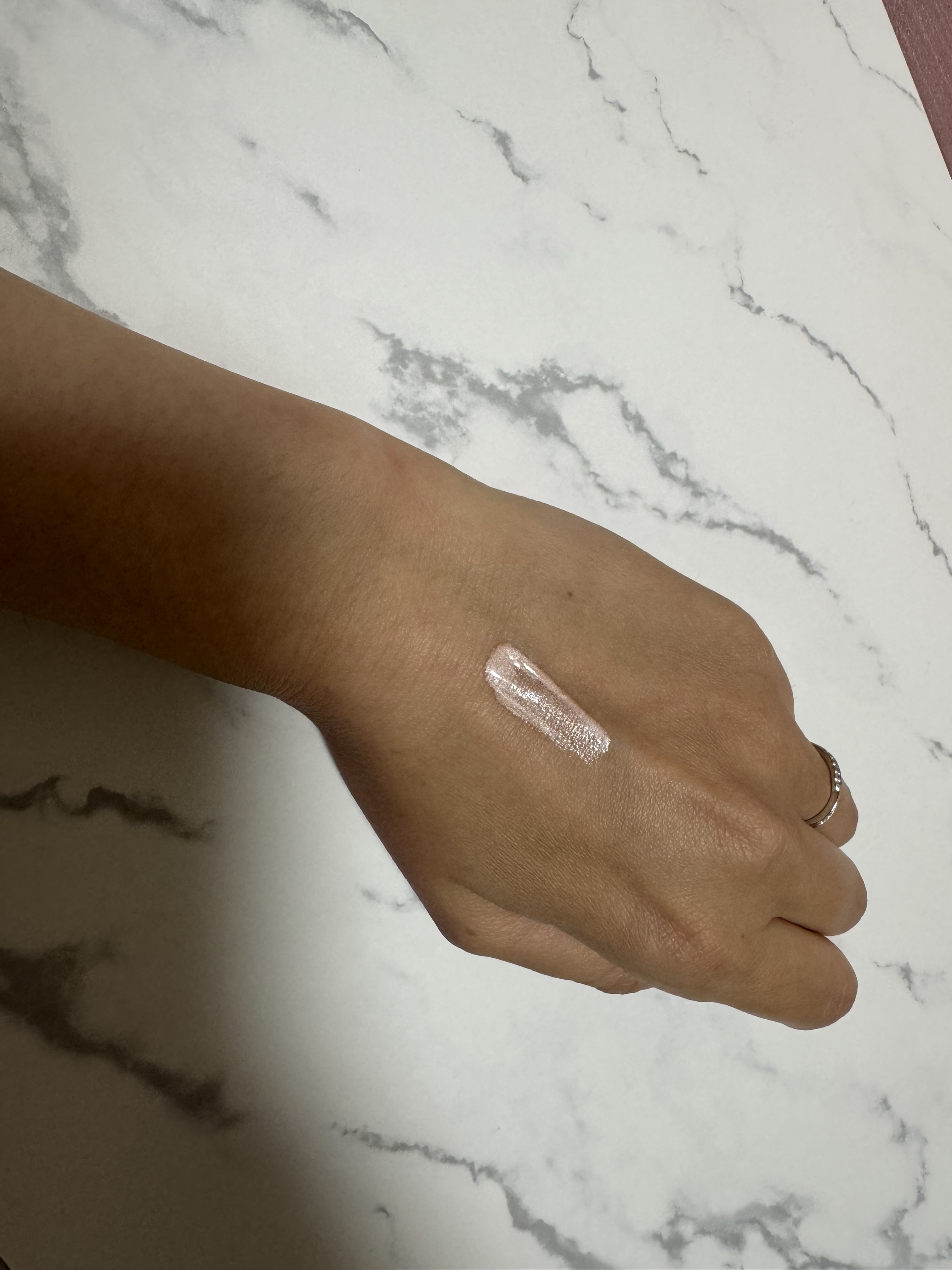 プリズム・リーブル・ スキンケアリング・ハイライター ローズ エクストラヴァガンザ/GIVENCHY/リキッドハイライトを使ったクチコミ（2枚目）