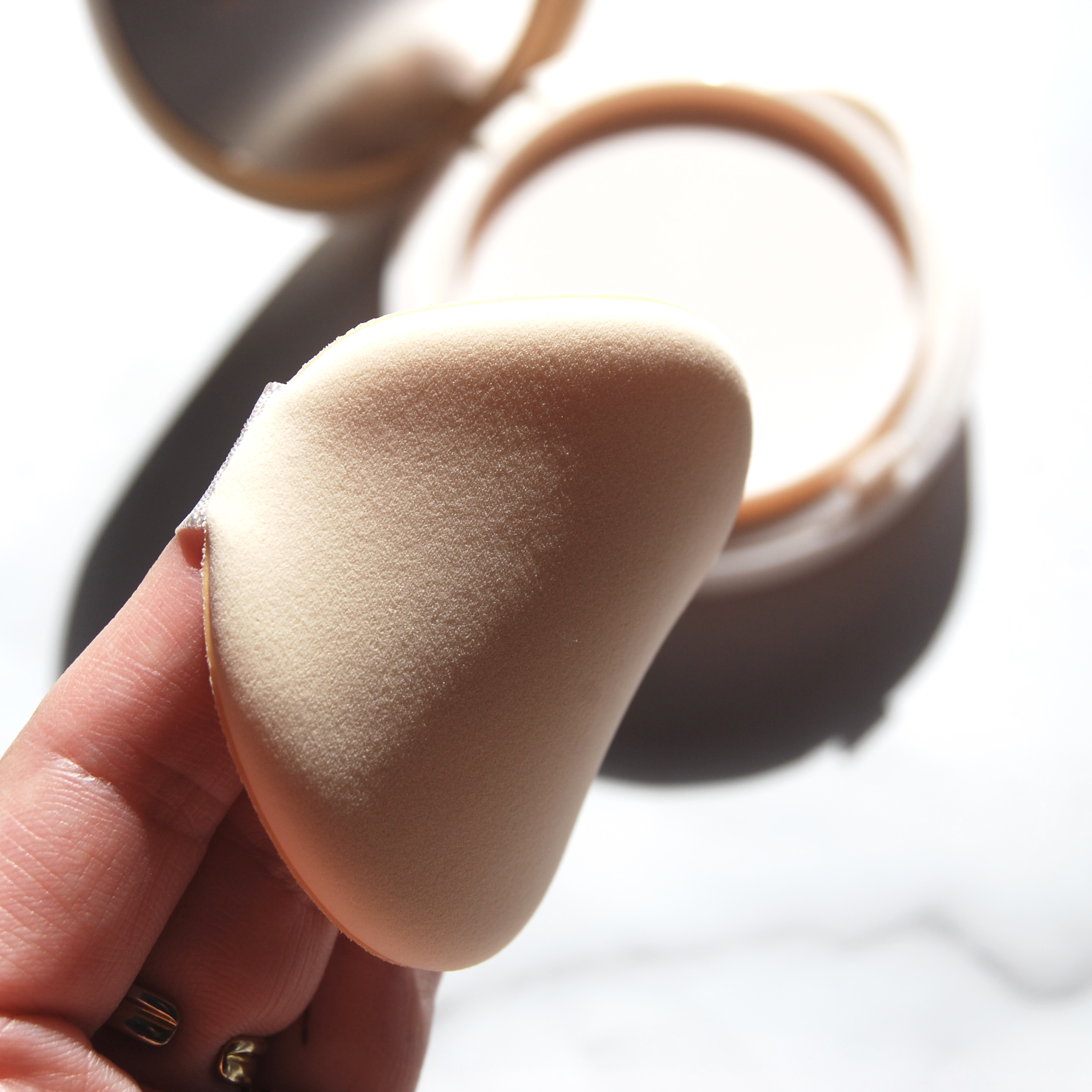 フィクシングヌードフィットクッション #2W ウォームアイボリー/too cool for school/クッションファンデーションを使ったクチコミ（3枚目）