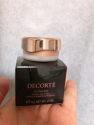 COSME DECORTE アイグロウ ジェム BE386をQoo10で購入しました。このアイシャドウ大好きで3つ持ってますが、まだカラバリ欲しいなぁ(*´ω｀*)
テクスチャは柔らかくて、ちょっと取っ