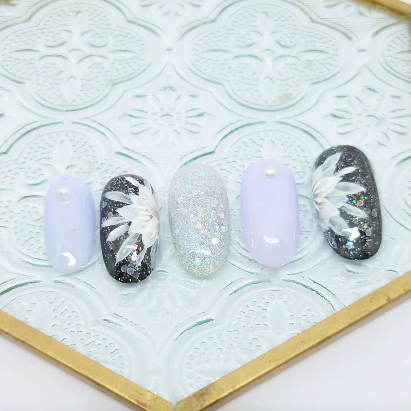 ゆき on LIPS 「月下美人ネイル。夜に咲くちょっと怪しげなお花を描いてみました。..」(1枚目)