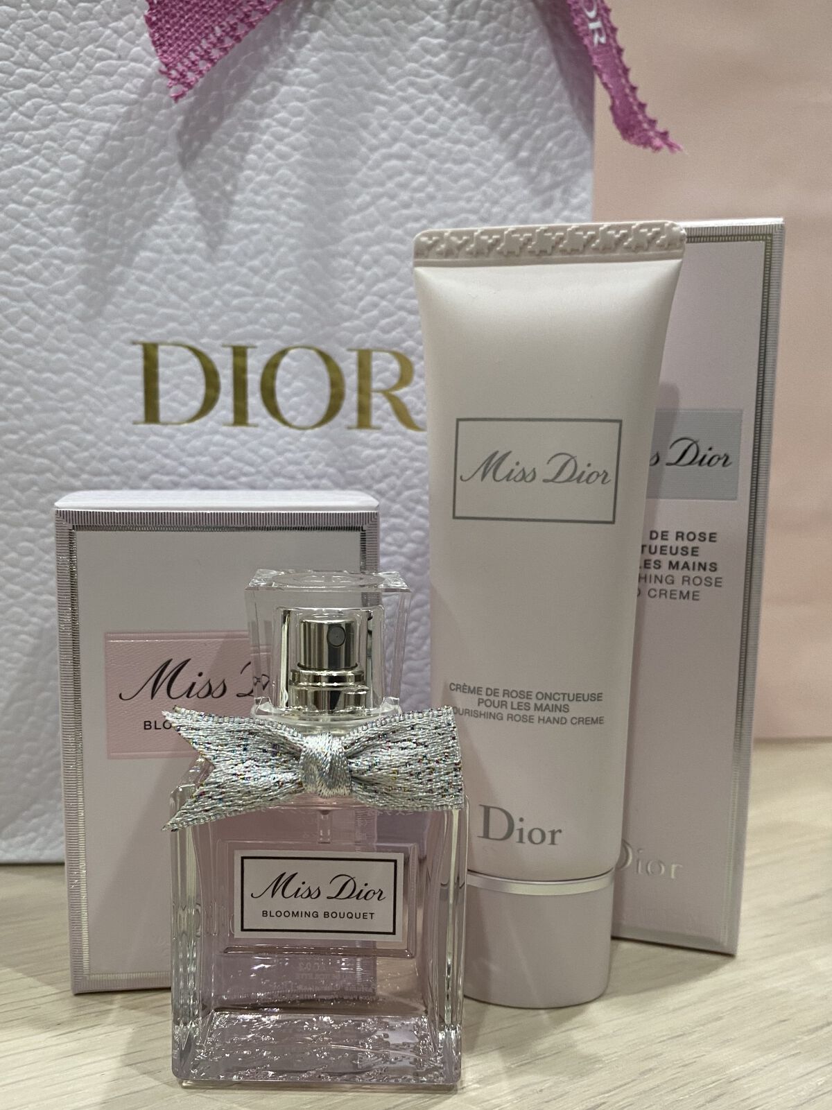 万人受け香水💐‪‪🤍

出会いの季節にぴったりな男女問わず好かれる香りの香水を紹介します‎♡⃛ ̖́-


Dior  ミスディオール ブルーミング ブーケ


デパコスのお店ってとても良い香りがするじゃないですか🥺BAさんにお願いし