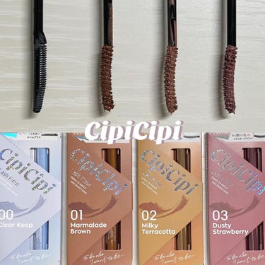 - CipiCipi Lash Fleur -

┈┈┈┈┈┈┈┈┈┈┈┈

・00 Clear Keep

・01 Marmalade Brown(3枚目スペルミスしてます泣)

・02 Milky Terracotta

・03 Dasty Strawberry

¥1320-

┈┈┈┈┈┈┈┈┈┈┈┈

これを使ってるとかなりの確率で｢どこの？！｣と聞かれるめちゃめちゃ可愛い #cipicipi のマスカラをご紹介させて頂きます🙇🏻‍♀️

カラーマスカラにチャレンジしてみたいけど、派手すぎるのはちょっと…って方にすごくオススメしたい！！！

LOFTやPLAZAで購入できるので気になった方はチェックしてみてください〜🤍

コロナ禍でテスターできないっていうお店もまだあると思うから、購入を検討している方はこちらの投稿を是非參考にして頂きたい！

少しでも參考になりましたらいいねとフォローよろしくお願い致します🙏🏻

質問等ありましたらコメントまで💬

┈┈┈┈┈┈┈┈┈┈┈┈

詳しいレビューは畫像をご覧下さい。

┈┈┈┈┈┈┈┈┈┈┈┈

マスカラベースのアプリケーターにはセパレートしやすいコームタイプが使われていて、その他普通のマスカラにはブラシタイプが使われています。

どちらも塗り心地最高で全然ダマにならないのがすごいと思いました💡

┈┈┈┈┈┈┈┈┈┈┈┈

マスカラベースの方めっちゃ淒いのが…

・ウォータープルーフ

・濕気プルーフ

・皮脂プルーフ

・スマッジプルーフ

【4種のプルーフ】なの！！！

汗・涙はもちろん、マスクによる口元からの蒸気にも強いからどんなときでも上向きまつ毛をキープできちゃうんです✌🏻

冷靜に優秀すぎなんよ…。

カールキープだけじゃなくロング効果も抜群！！！

繊維は繊維でも、ロングファイバーとショートファイバーの2種類が混合されているから自然に伸びたようなロング感を演出できるの✨

クリア液だからその後使うマスカラにも影響が出なくて良き◎

┈┈┈┈┈┈┈┈┈┈┈┈

普通のマスカラの方まじびっくりしたんだけど、お湯で簡単にメイクオフできるの！

なのに【カールキープ力】が淒い…

お湯落ちって楽だけど結局カールキープ力は衰えるから微妙なんだよなぁって思っちゃってたんだけど、これはお湯落ちってことを忘れるくらいのレベル。笑

ポーラスパウダーっていう成分のおかげで速乾性アップをしてくれて、水に強く固い皮膜剤を配合しているから汗や涙でカールが落ちることなく上向きまつ毛を長時間持続してくれるんだって🤭

まぶたが重なるからカールが落ちやすい一重の私でもかなり長い時間キープしてくれました！！！

美容液成分が14種類も入ってるからつけてる間ケアまでできちゃうんです👏🏻

まつ毛の生え変わりの時期ってあると思うんだけどそんな時でも安心して使うことが出來る！ありがたや〜。

┈┈┈┈┈┈┈┈┈┈┈┈

色味についてはスウォッチ畫像や実際に使ってみた畫像をご覧下さい。

ほどよくくすんでいる色味のおかげでカラーマスカラなのに普段使いしやすい！

でも付けた時にちゃんと色の変化は分かるから一瞬でこなれ感メイクができちゃいます🤤

┈┈┈┈┈┈┈┈┈┈┈┈

少しでも參考になりましたらいいねとフォロー、よろしくお願い致します🙇🏻‍♀️

質問等ございましたらコメントまで💬

┈┈┈┈┈┈┈┈┈┈┈┈

#シピシピ #ロフト購入品 #プラザ購入品 #コスメレビュー #コスメレポ #マスカラ #マスカラ比較 #マスカラ下地 #マスカラベース #ふくれな ちゃん #カラーマスカラ #カラーマスカラメイク #プチプラコスメ #冬メイク #コスメ好きさんと繋がりたい #コスメ好きな人と繋がりたい #コスメ好き #コスメ好きと繋がりたい #コスメ好きさんとつながりたい #メイク好きな人と繋がりたい #メイク好きさんと繋がりたい #メイク好きな人と繋りたい #メイク好きと繋がりたい #メイク好き #コスメ垢さんと繋がりたい #コスメ垢さんフォロバします #コスメ垢 #LIPSベスコス2021レポ  #冬のマストバイ  #クリスマスメイク  #私の中の神コスメ の画像 その0