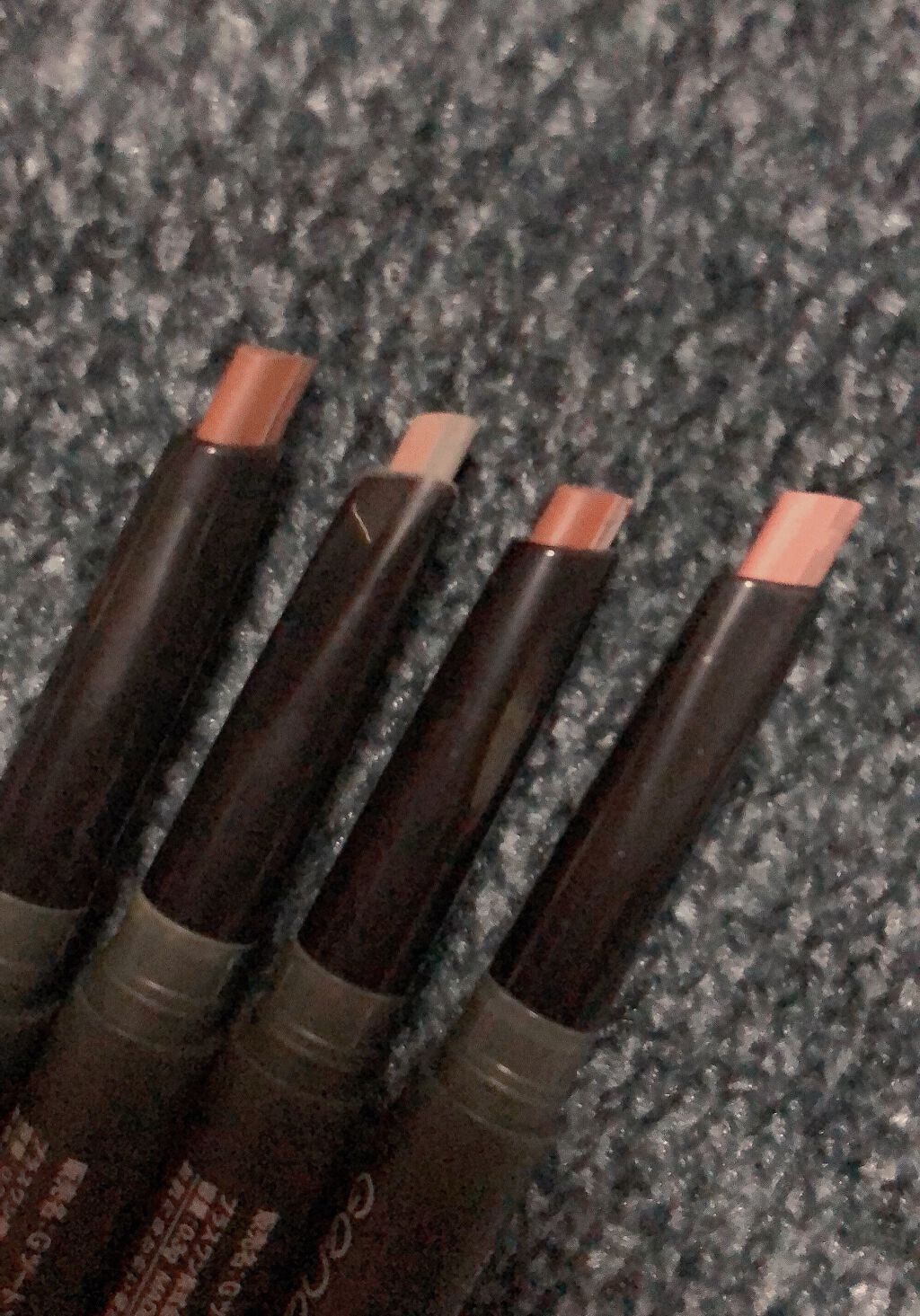 GENE TOKYO ツートンカラー　アイブロウペンシルというのを最近DAISOで購入しました😆

前髪で眉が隠れるので😵‍💫眉マスカラしか使ってなかったけど、眉頭と眉尻がうまく色が乗らず、ペンシルでいいのないかなぁ、とたまたまDAI