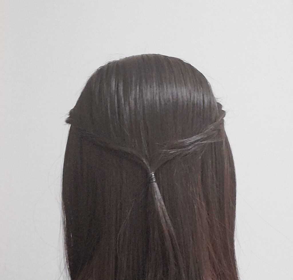 DAISO ヒマワリオイル配合ヘアブラシのクチコミ「3分でできるロープ編み！！！


まず髪の毛をとかして全体に500円玉程度取ったオイルをつけま.....」（2枚目）