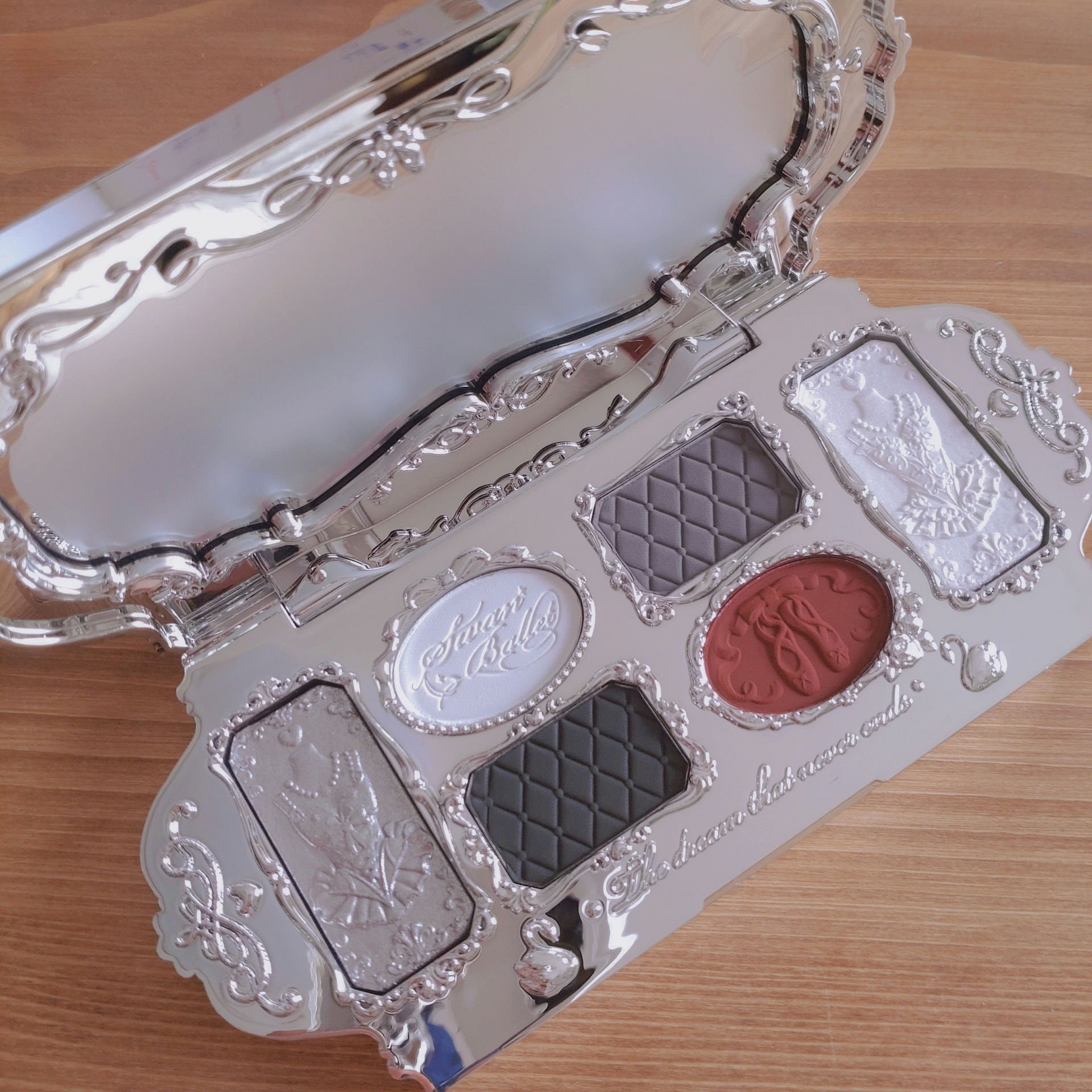 フラワーノーズスワンバレエシリーズ アイシャドウパレット 02 ブラックスワン/FlowerKnows/アイシャドウパレットを使ったクチコミ（3枚目）