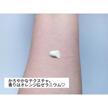 プロ·業務用　UVクリーム
50g


実はこちらのクリーム。
プロ·業務用の無香料タイプを
使用したことがあります。

そちらは、ハンドクリームタイプの方ですね。
他にも香りがする2種類もあるんですが
バラエティショップなどでも見かけますね！
名前からして、良さそう！って言うのも
本音なのですがべたつきにくく
あたし的には大好きなシリーズなんです。


今回使用したのは、まさかのUVケアが
できるというところ！こりゃ嬉しい。
SPF50+PA++++と嬉しいのよ。
顔、からだ用で使用できます。



蓋を開けると、こんな感じに先端が
尖っています。
なので取り出す際も容量がよく見えるので出しやすいなと思いました。


肌に取ってみると真っ白い
テクスチャです。
ほのかに香るゼラニウム&オレンジの
みずみずしい香りがポイントですね。
そこまで香りは強くないですよ。


やさしく伸ばして馴染ませていきます。
UVが入ってるとやや物足りなさあるかな？と思いきやそんなこと感じない使用感でした。

せっけんでオフができるので
家にいるときでも簡単に使用できるのと、ちょっと用事がある際にささと
使用できるのがいいなと思いました。




#プロ業務用UVクリーム#UVケア#紫外線#スキンケア#日焼け止めクリーム#スキンケア#ボディケア#ヤーマン株式会社




の画像 その2