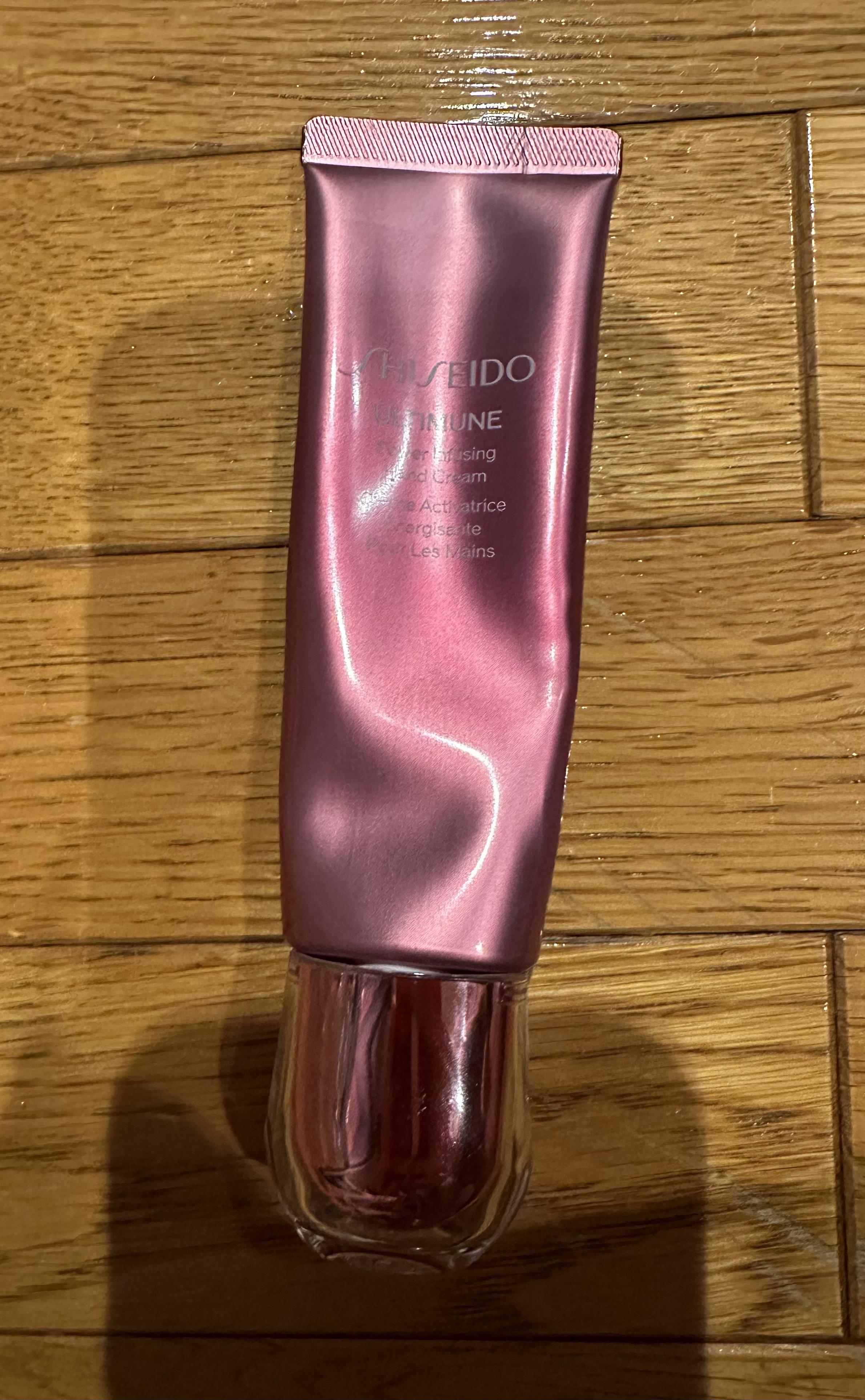 Shiseido Ultimune power infusing hand cream.

Shiseido から出しているナチュラルなベタつきのないハンドクリーム。
ローズゴールドのパッケージもとってもお気に入り！
近いお友達にお勧めされ