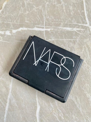 #チーク

NARS ブラッシュ 4013N オーガズム

銘品。

使い過ぎて写真が凄い使用感ですみません💦
でもそのぐらい愛用

キャサリン妃も使用しているとかいないとか👸

濃いピンクのバラの頬に