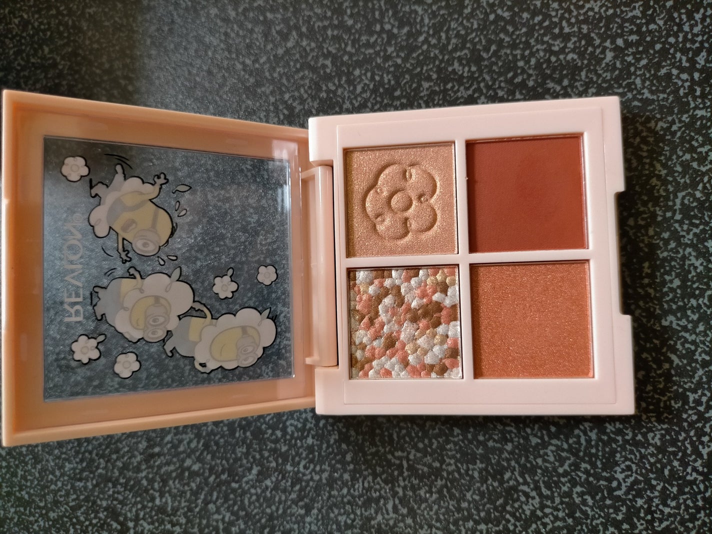 レブロン ダズル アイシャドウ クアッド/REVLON/アイシャドウパレットを使ったクチコミ(2枚目)