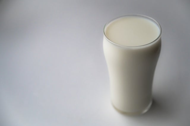 コップに入った牛乳