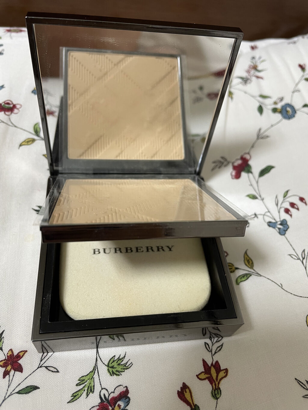 Burberry Beauty カシミアコンパクトのクチコミ「BURBERRY　カシミアコンパクト　ochrenude

BURBERRYなので価格はお高め.....」（1枚目）