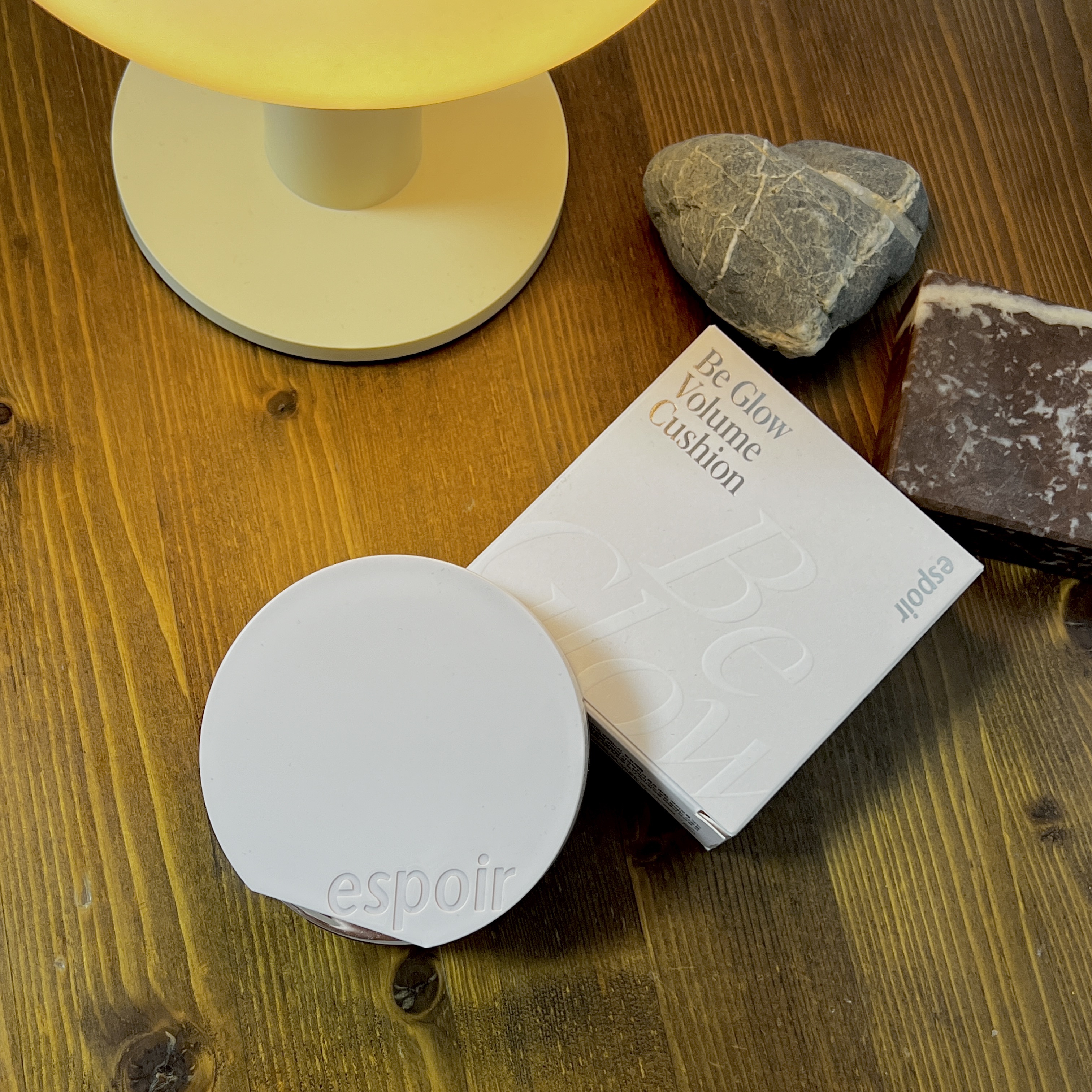 espoirのビーグロー ボリュームクッション21アイボリーをお試しさせていただきました！
もともとビーベルベットのヘビーユーザーなのでespoirのクッションはかなり期待していました🥺

使用感はビーベルベット同様、かなり軽い感じです。
