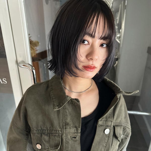 ボブヘアの女性がこちらを向いている