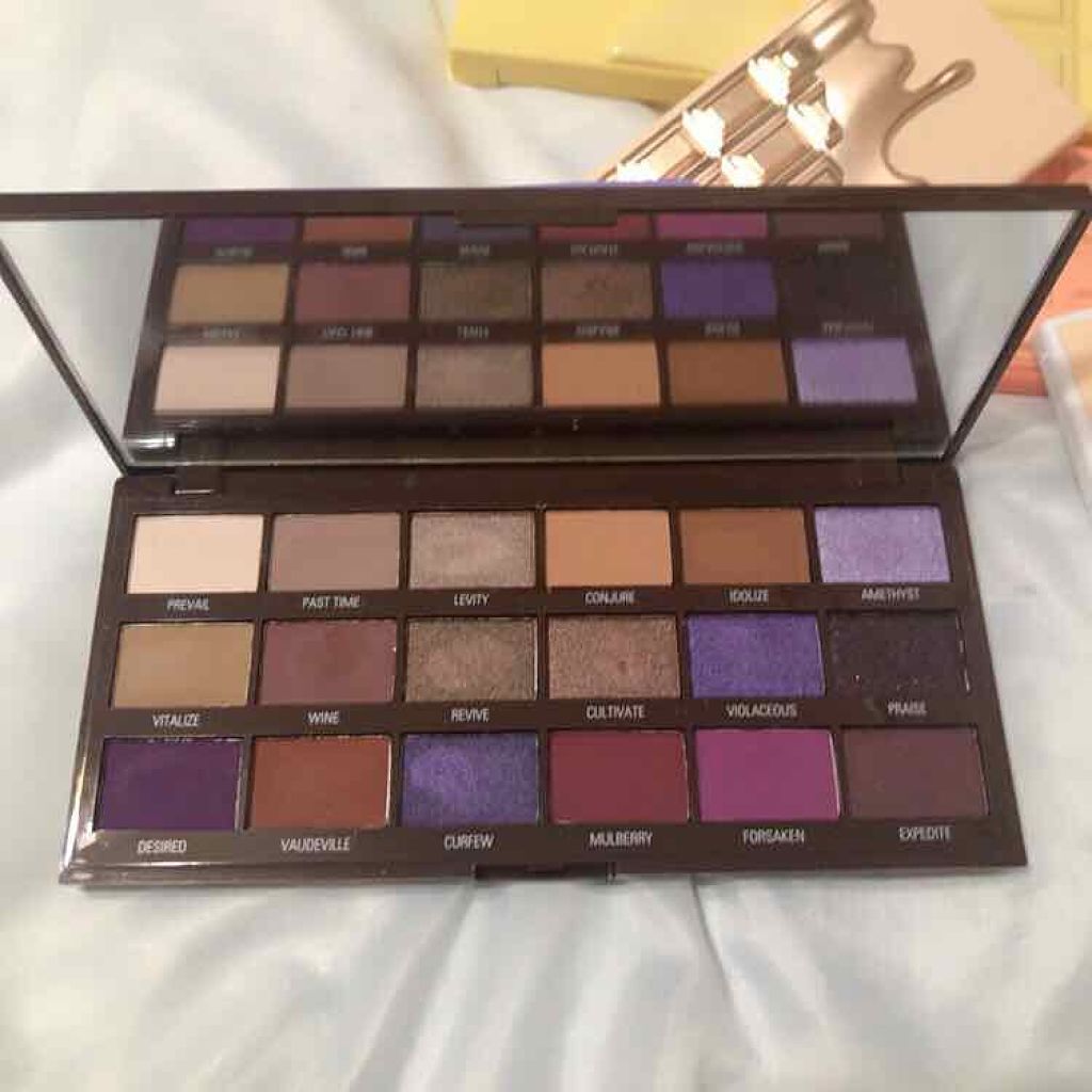 MAKEUP REVOLUTION I Heart Revolution Violet Chocolate Paletteのクチコミ「メイクアップレボリューションの﻿
チョコレートパレットに新色登場💜﻿
﻿
Violetです💕う.....」（2枚目）