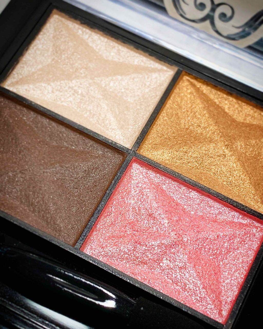 カラフルアイシャドウ/DAISO/アイシャドウパレットを使ったクチコミ(1枚目)