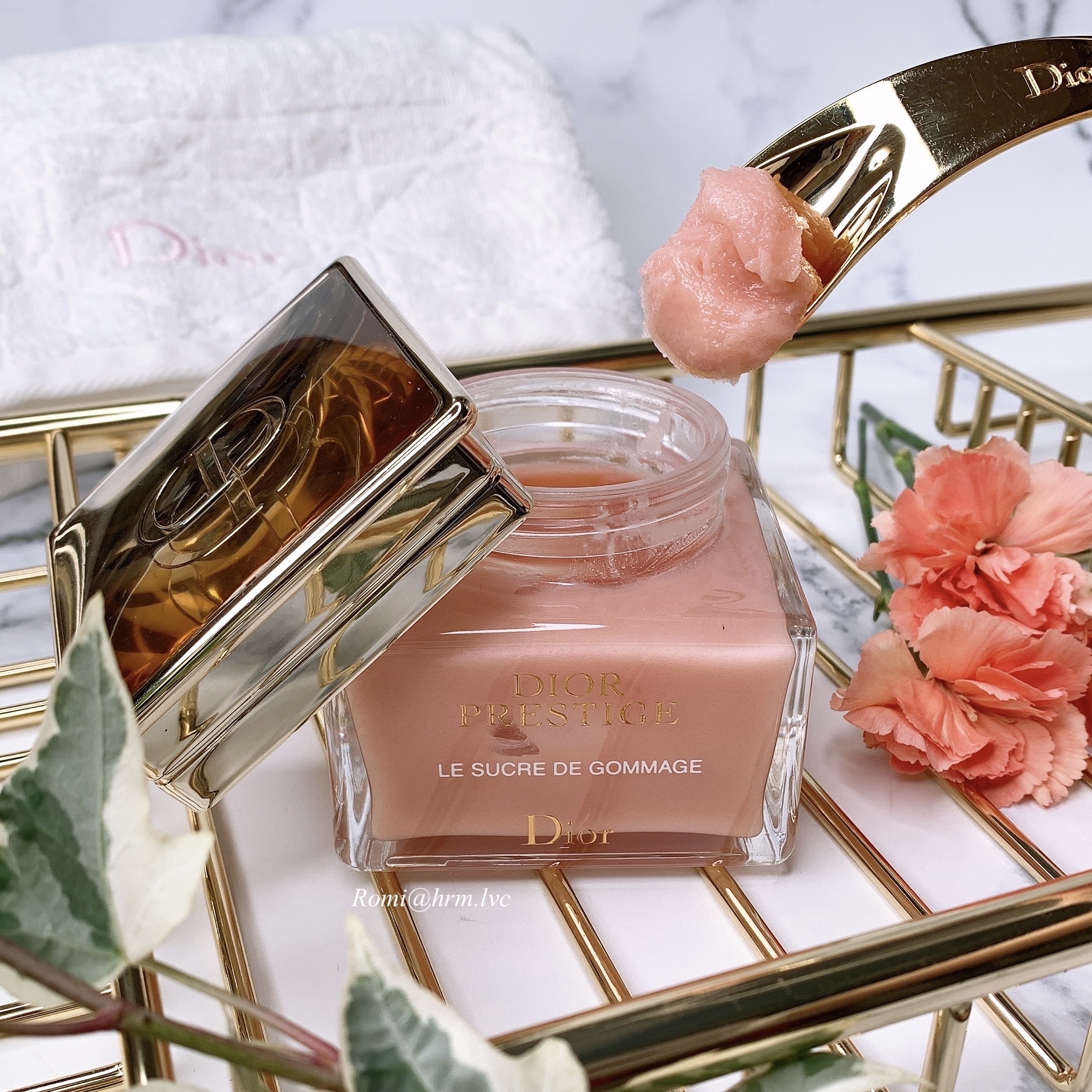 Dior プレステージ ル ゴマージュのクチコミ「Romiの長年使用中の愛用スキンケア製品。

ディオールが所有するディオール ガーデンで、オー.....」（1枚目）