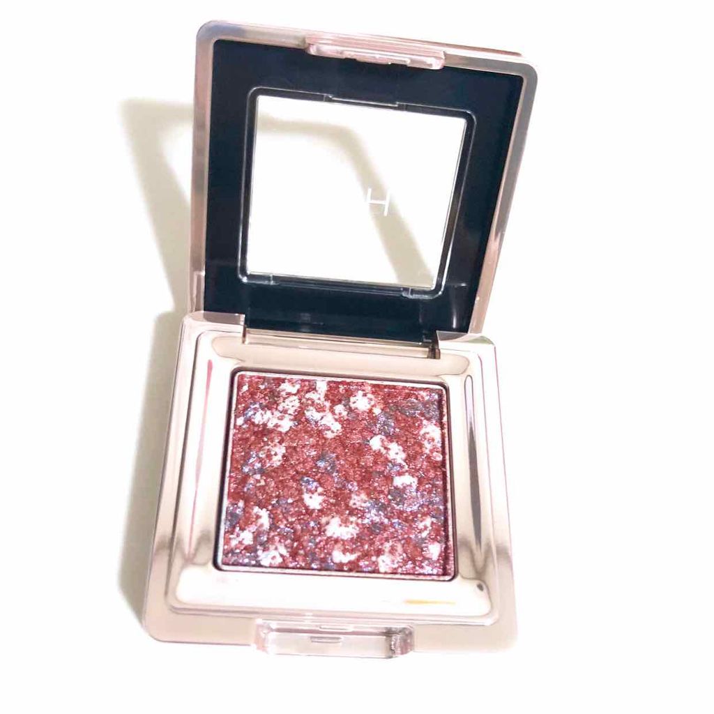 下瞼に乗せるとカワイイ！
寒色ラメだから腫れぼったさ軽減◎


📌 ミシャ グリッタープリズムシャドウ GBG01
👛 ¥1,320-

発色◎ラメもしっかり乗る！
色味◎赤いけど青みが強いからブルベ冬向き？でも可愛いから使う！
持ち○