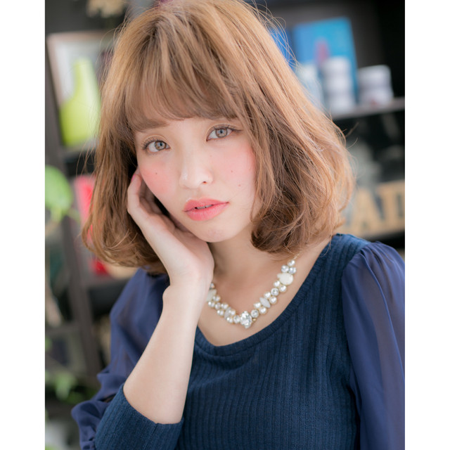 イエローブラウンのセミロングヘア