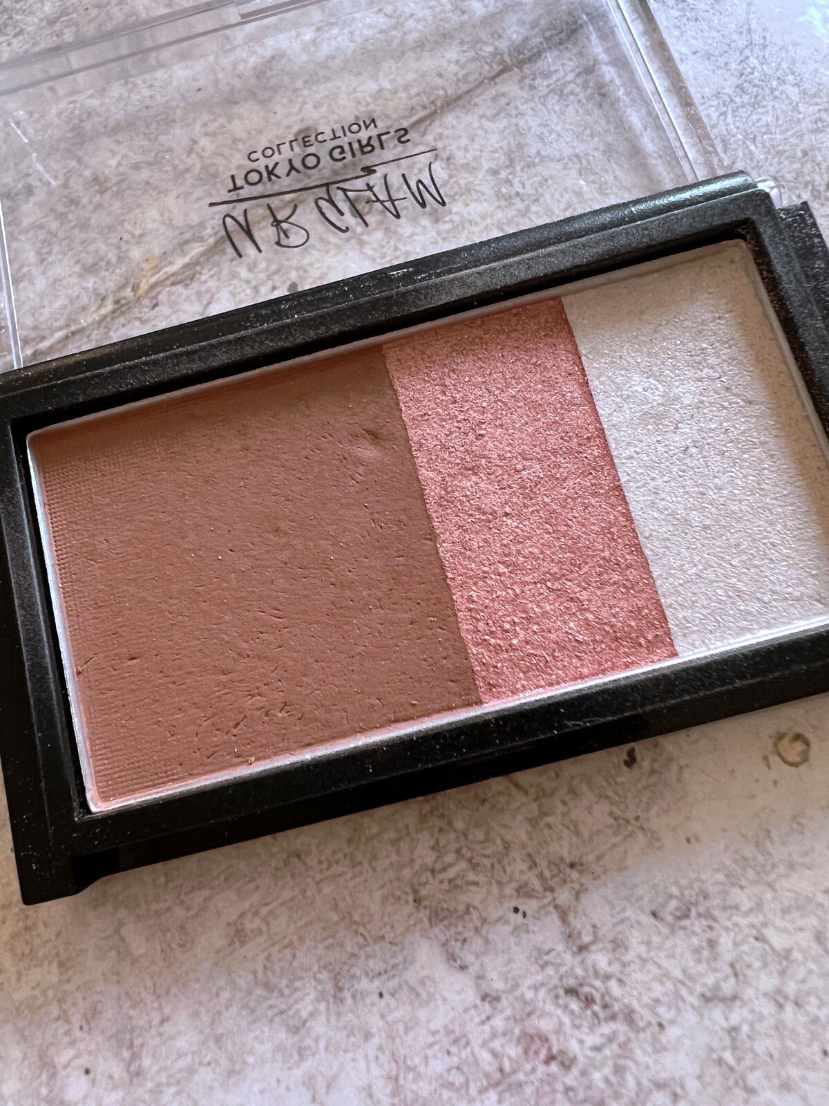 U R GLAM コントゥアリングパレット 01b (TOKYO GIRLS COLLECTION)のクチコミ「あらら🥹✨

ひとつで3役の優れもの発見😻✨

シェーディング
チーク
ハイライト

ひとつで.....」（3枚目）