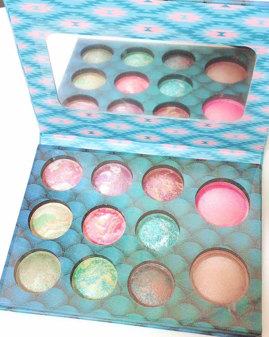 Wild & Alluring Baked Eyeshadow & Highlighter Palette/bh cosmetics/アイシャドウパレットを使ったクチコミ(1枚目)