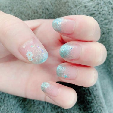 ⋆͛*͛ꫛꫀꪝnail☪︎⋆｡˚✩
旅行2日間限定ネイル💅🏼
海に行くから海をイメージして
私史上初の水色を使用🤤
p.s.台風で海入れませんでした。

リクエスト頂いたので、補足説明です。
――使用したもの――
①キャンメイクカラフルネイルズN23
②ネイルホリックフローズンシュガーBL961
③ダイソーで売ってるサンリオのやつ…

――やり方――
1.ベースコートを塗ります。透明系のものならなんでもok

2.爪の3分の1に②を塗ります。

3.①を3分の2塗ります。
①のマニキュアは、とてもラメが可愛いし、塗っていてなんか違うなと感じたら上からこれ付けるだけで一気に可愛くなるので持っていて損は無いです🥺

4.「グラデーションが欲しいな｣と感じたら③を爪の先に少し塗ります。
③のマニキュアは、色が薄いので簡単にグラデーションっぽくできるのでおすすめです。安いし…

5.ダイソーでGETしたシールを貼ります。貼り方はセンスで👊白いお花シールを持っていると大抵のネイルに合うし、季節感気にしなくていいのでおすすめ！

6.つやつやするタイプのトップコートを塗る。

完成☪︎⋆｡˚✩

の画像 その0