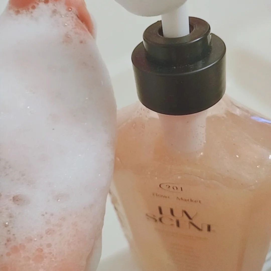 スクラブボディウォッシュ フラワーマーケット ホワイトチューリップ/LUV SCENT/ボディスクラブを使ったクチコミ(7枚目)