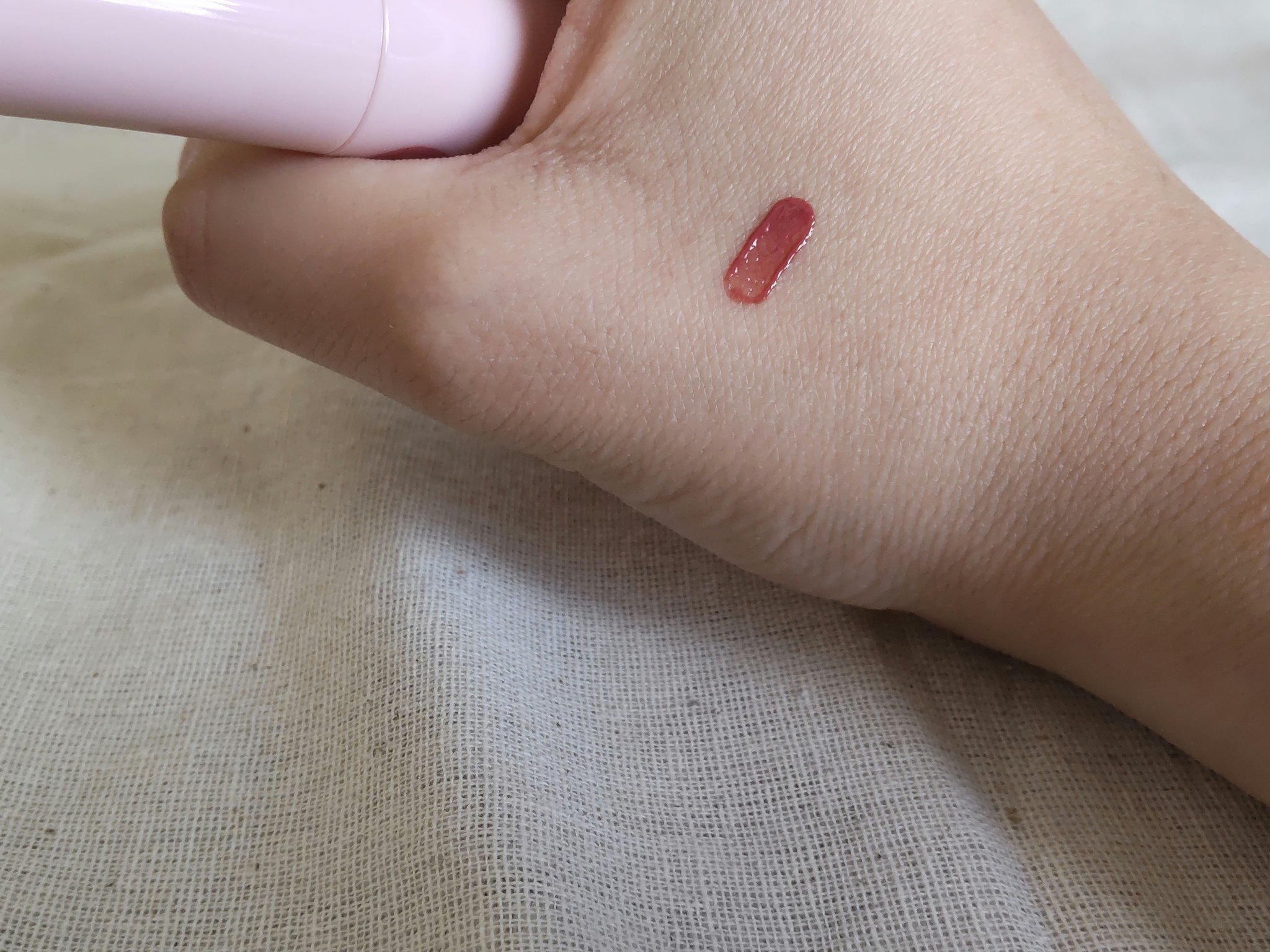 アンドバイロムアンド　グラッシーボムティント VD02 Choco bomb/&nd by rom&nd/リップティントを使ったクチコミ（3枚目）