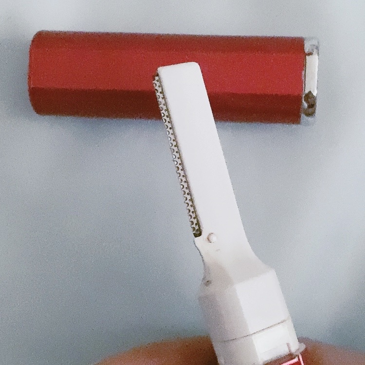 貝印 bi-hada ompa L ホルダー替刃2個付のクチコミ「貝印のbi-hada ompa Lです。

電動アイブロウシェーバーです。

通常デザインバー.....」（3枚目）