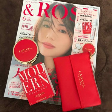 ＆ ROSY ６月号✨

こちらは付録目当てで購入しました。

このティッシュケース付きポーチが使い勝手良くカバンの中でティッシュ探したりポーチ探したりするのって意外と面倒くさくないですか❓

これなら