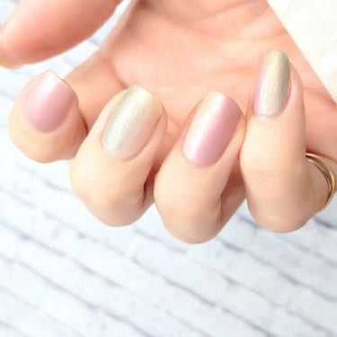 NAIL HOLIC様インスタアカウントの「限定マカロンカラープレゼントキャンペーン」に当選し、Matte Macaron4色セットいただきました～！
嬉しい！！ありがとうございます💕

ふんわりやわらかカラーなので色がケンカしなそう😍
ということで4色いろいろな組み合わせで縦グラデにしました👍️

トップコートを重ねてツヤツヤにしても、、、と思ったのですが、サラサラマットがかわいすぎるのでトップコートなしで仕上げました！
名前の通りお砂糖たっぷりのお菓子みたいな見た目で見ているだけでわくわくするカラーです💖

✼••┈┈┈┈••✼••┈┈┈┈••✼
ネイルホリック NAIL HOLIC
2023年春限定カラー「Matte Macaron」
✼••┈┈┈┈••✼••┈┈┈┈••✼

●OR217 アプリコット
イエベさんになじみそうなペールオレンジ✨
指がそのまま長くなったようになじみます。

●PK838 フランボワーズ
優しい青みピンクです。
4色の中で一番シアーで三度塗りしても自爪が透けて見えます。

●PU124 ブルーベリー
ピンク寄りパープル💜
フランボワーズと似ています。重ね塗りするとかわいい紫になります。

●GR728 ピスタチオ
今回の中で一番のお気に入りカラー！
イエローのラメがちらちらするのでアプリコットとの組み合わせが統一感あって好きです👍️

#セルフネイル初心者 #ポリッシュ派 #ポリッシュネイル #セルフネイル部 #セルフネイル #マニキュア #マニキュア派 #マニキュアネイル #ネイルホリック #nailholic #ネイルホリック新色 #ネイルホリック限定色 #ネイルホリックリミテッドコレクション #ネイルホリックリミテッドカラー #mattemacaron #マットマカロン #マカロンカラーネイル #夢かわネイル #キラキラネイル #パステルカラーネイル #縦グラデネイル #今日のネイル #指先にマカロンみの画像 その2