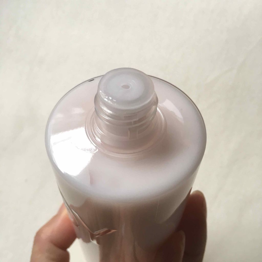 Dior ジョイ ボディ ミルクのクチコミ「誕生日にもらったDiorのJOYのボディクリーム。

乳液くらいの柔らかさのクリーム。

ボト.....」（2枚目）