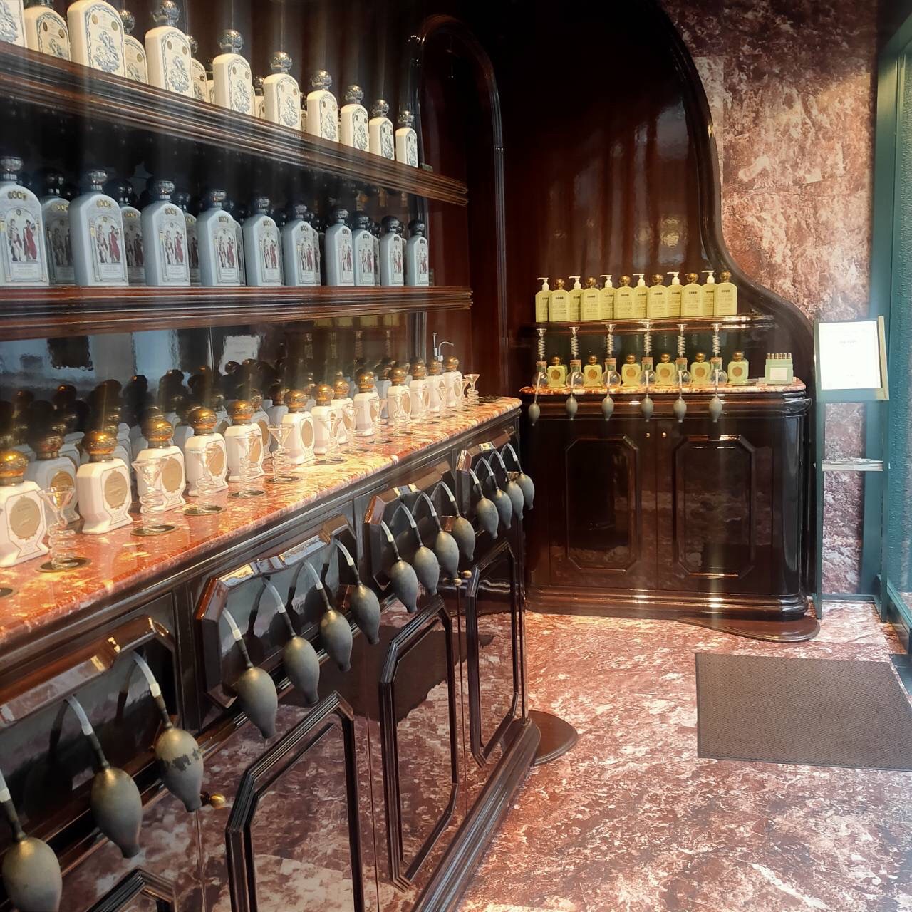 レ・ヴィルジナル/オフィシーヌ・ユニヴェルセル・ビュリー/ボディミルクを使ったクチコミ（3枚目）