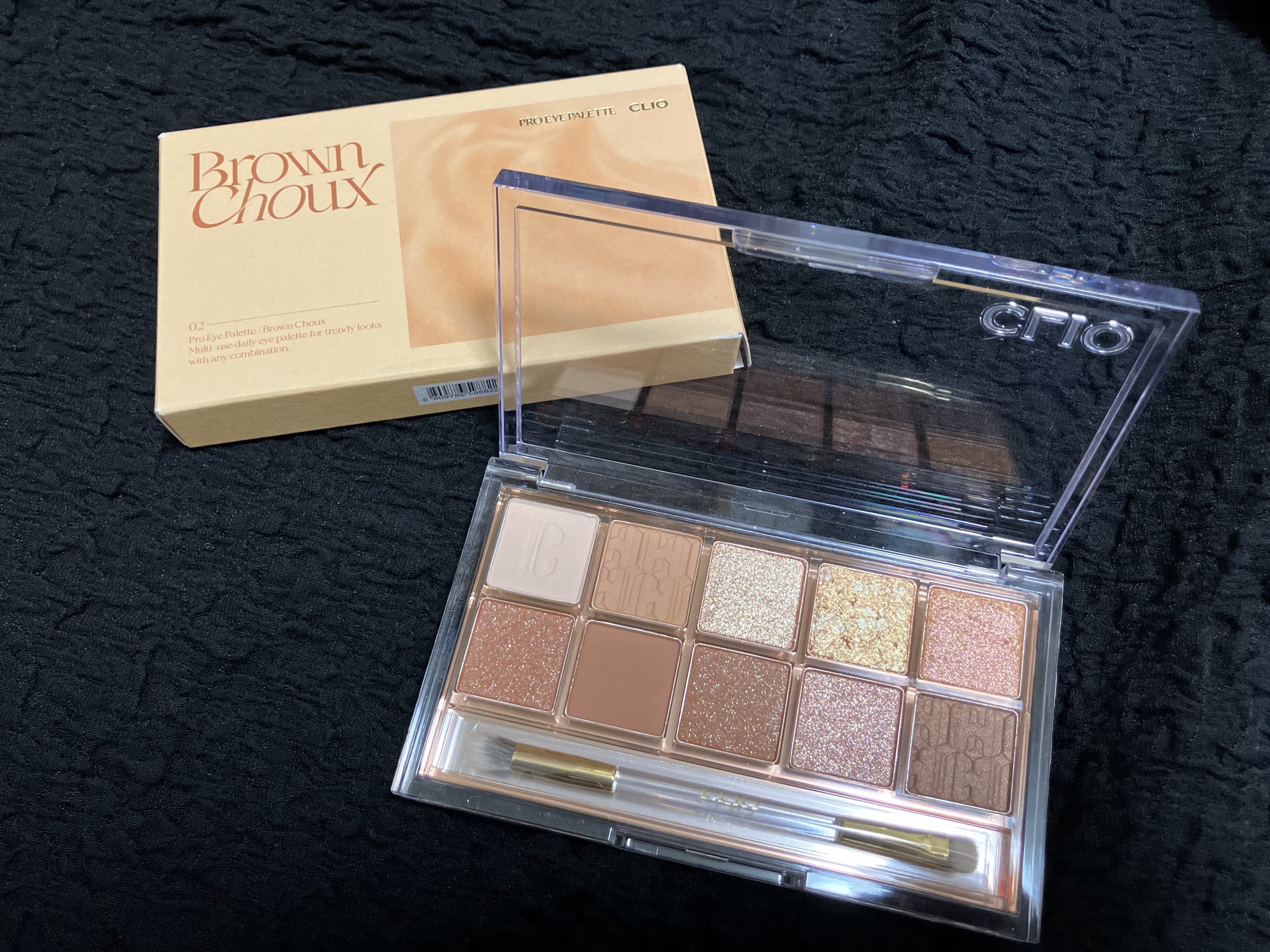 ブラウンシューは茶系なので普段使いも出来てほんとに可愛いです
なんといってもこのキラキラのラメが最高！！！
発色もとても良く色持ちもいいです
友達からも知らない人からもアイシャドウ可愛いって褒められます！

私は上の段の左から3番目のラメを