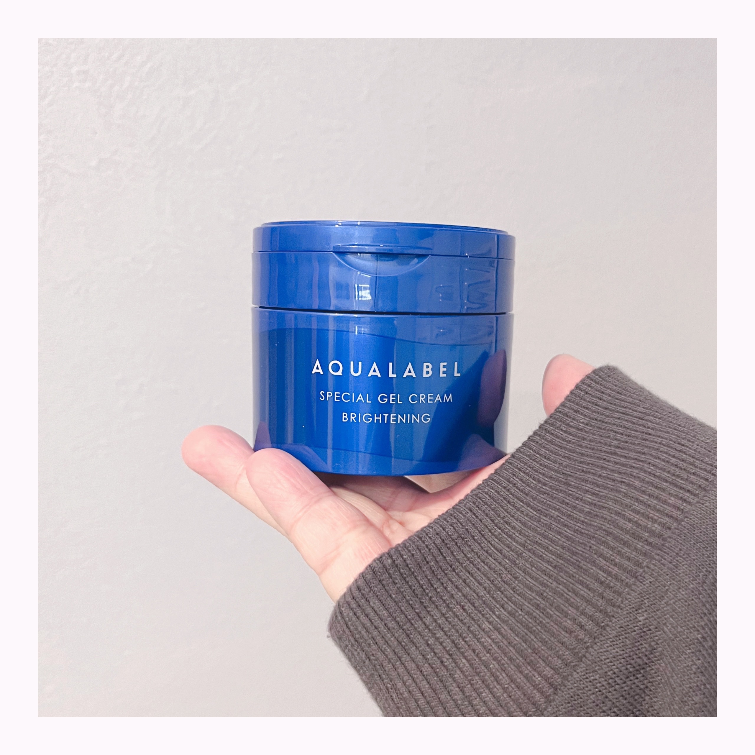 アクアレーベルの美白オールインワンです。


「ジェルクリームって書いてあるけどこれはもはや普通にクリームだな！？」

というくらい私的にはクリームでした。(？) 

よくあるオールインワンジェルのプルプル感ではなく、クリームにあるやわらか