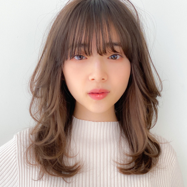 白いセーターを着た女性